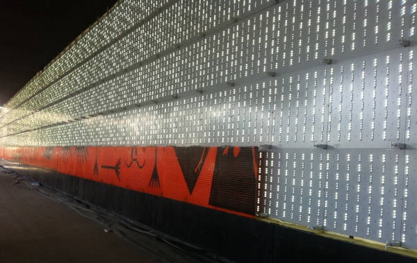 Afrykarium z fasadą wykonaną z DuPont Corian, mozaika wykonana ze szkła z pieca szklarskiego, podświetlona tysiącami diod LED, połączona jest z cokołem i ścianami z materiału Corian. Projekt i zdjęcie: ArC2 Fabryka Projektowa.