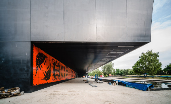 Afrykarium z fasadą wykonaną z DuPont Corian, mozaika wykonana ze szkła z pieca szklarskiego, podświetlona tysiącami diod LED, połączona jest z cokołem i ścianami z materiału Corian. Projekt i zdjęcie: ArC2 Fabryka Projektowa.