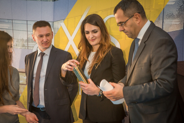 W uroczystości wmurowania kamienia węgielnego udział wzięli przedstawiciele władz miasta, Funduszu, kt&oacute;ry kupił budynek Axis, pracowni projektowej, gł&oacute;wnego najemcy oraz Skanska.Fot. materiały inwestora