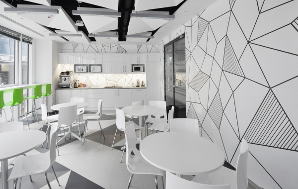 Jedna z kantyn - monochromatyczna całość została przełamana zielonym akcentem. Fot. Grupa Advertis.