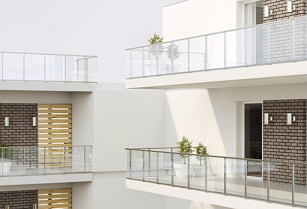 Szklana balustrada GV o konstrukcji aluminiowej, fot. EXPOM