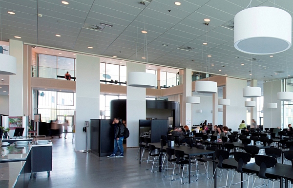 Kampus uniwersytecki Rosklide w Dani. Część restauracyjną oddzielają białe przesuwne akustyczne ściany VertiQ. Rozwiązanie pozwoliło wydzielić przestrzeń oraz zapanować nad dźwiękami, fot. Rockfon.