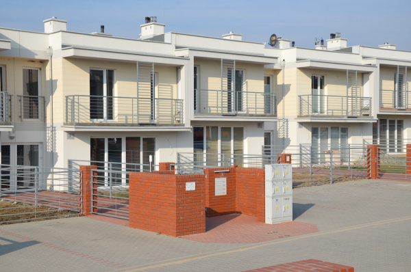 Eko-Osiedle będzie tworzyło 100 domów jednorodzinnych i 360 lokali mieszkalnych, fot. Eko-System Eko-Osiedle będzie tworzyło 100 domów jednorodzinnych i 360 lokali mieszkalnych, fot. Eko-System