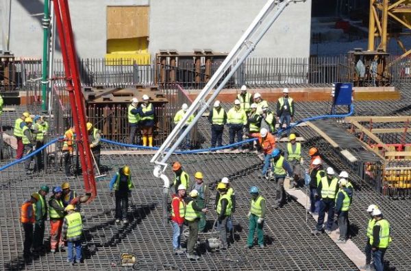 Betonowanie największego fundamentu budowy blok&oacute;w energetycznych nr 5 i 6 w elektrowni Opole, fot. Mostostal Warszawa