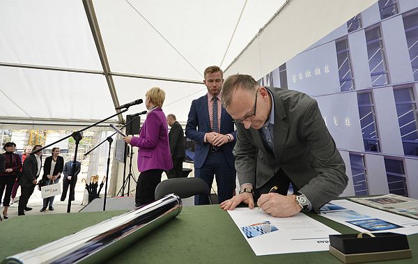 Podpisanie aktu erekcyjnego pod budowę biurowca Enter w Gdyni, fot. Ekolan