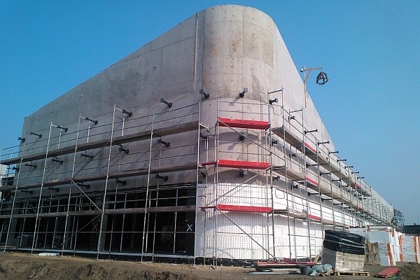 Na terenie budowy Galerii Piła trwają prace przy zadaszeniu, fot. Rank Progress