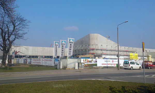 Na terenie budowy Galerii Piła trwają prace przy zadaszeniu, fot. Rank Progress