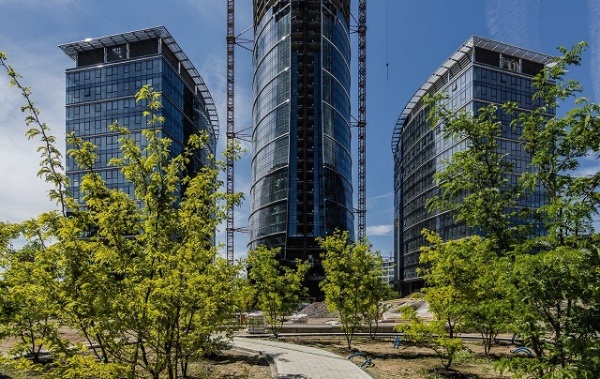 Na Placu Europejskim w Warszawie zasadzono ponad połowę ze 140 zaplanowanych drzew, fot. Ghelamco