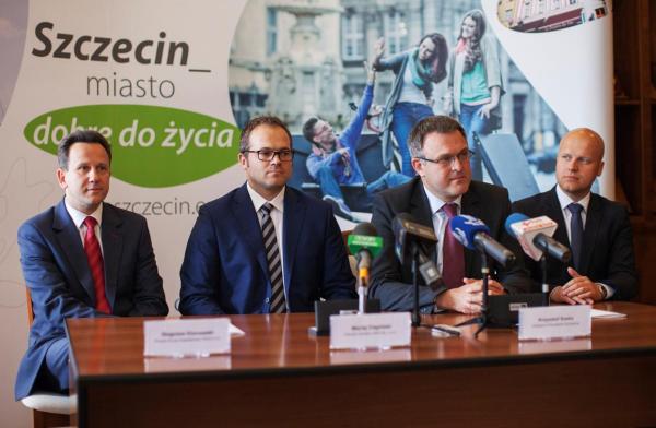 Podpisanie umowy. Od lewej: Zbigniew Klonowski, prezes zarządu TRIAS SA, do kt&oacute;rej należy VES; Maciej Cłapiński, prezes zarządu sp&oacute;łki VES; Krzysztof Soska &ndash; wiceprezydent Szczecina; Piotr Dykiert &ndash; dyrektor Wydziału Sportu w Urzędzie Miasta Szczecin. Fot. materiały prasowe