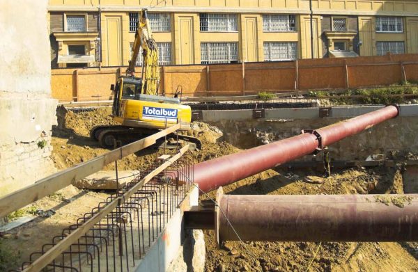 Budowa żelbetowej konstrukcji kamienicy przy ul. Koszykowej w Warszawie - wjazd do wykopu, fot. Totalbud