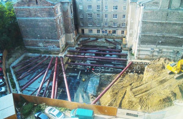 System rozp&oacute;r stalowych chroniących fundamenty kamienicy przy Koszykowej 49A, fot. Totalbud