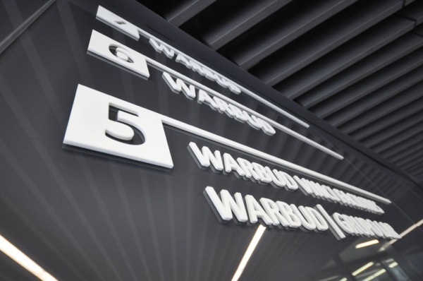 System identyfikacji wizualnej w biurowcu Kronos Real Estate opracowała i wykonała Grupa Advertis, fot. materiały prasowe