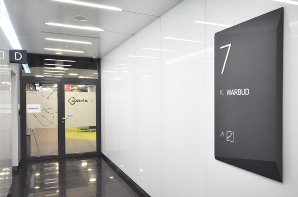 System identyfikacji wizualnej w biurowcu Kronos Real Estate opracowała i wykonała Grupa Advertis, fot. materiały prasowe