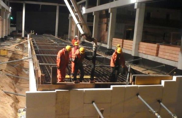 Budowa Interdyscyplinarnego Laboratorium Doświadczalnej Weryfikacji Parametr&oacute;w Konstrukcji Mostowych w Kielcach ma zakończyć się w lutym 2015 r., fot. Skanska