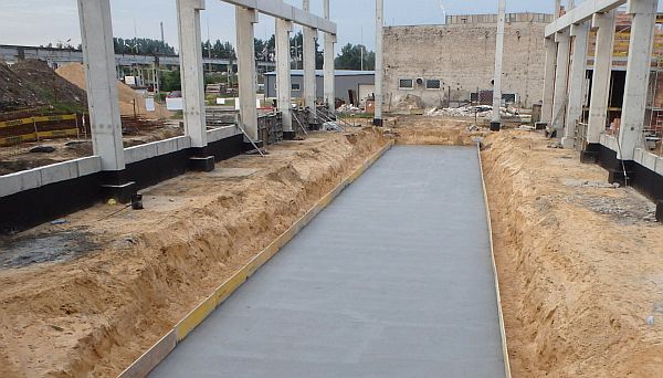 Chudy beton pod fundament na budowie Interdyscyplinarnego Laboratorium Doświadczalnej Weryfikacji Parametr&oacute;w Konstrukcji Mostowych w Kielcach, fot. Skanska