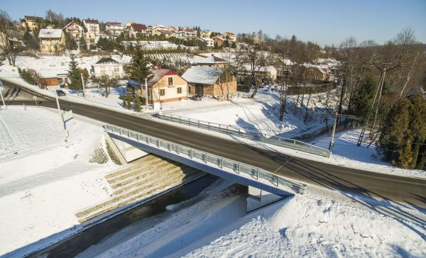Pierwszy polski most drogowy z kompozyt&oacute;w FRP powstał w Błażowej, fot. Mostostal Warszawa.