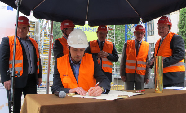 Podpisanie aktu erekcyjnego - fot. Skanska