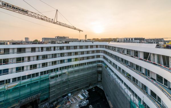 Biała sylwetka wielofunkcyjnego budynku OVO stała się już charakterystycznym elementem centrum Wrocławia, fot. materiały inwestora.