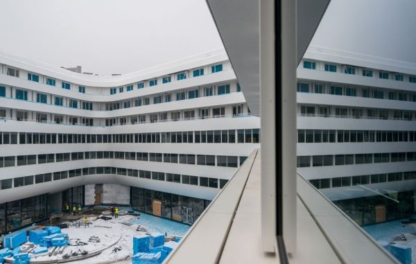 Elewacja OVO Wrocław, kt&oacute;rą pokrywa corian, jest już gotowa w 90 proc., fot. materiały inwestora.