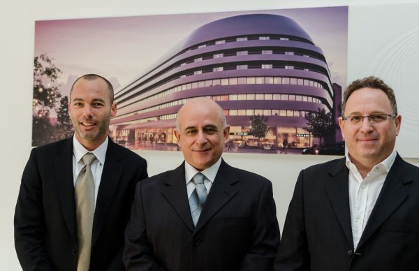 Od lewej: Ron Ben Shahar - inwestor OVO Wrocław, Shuckie Ovadiah - dyrektor projektu, Asaf Gottesman - architekt koncepcyjny. Fot. materiały inwestora