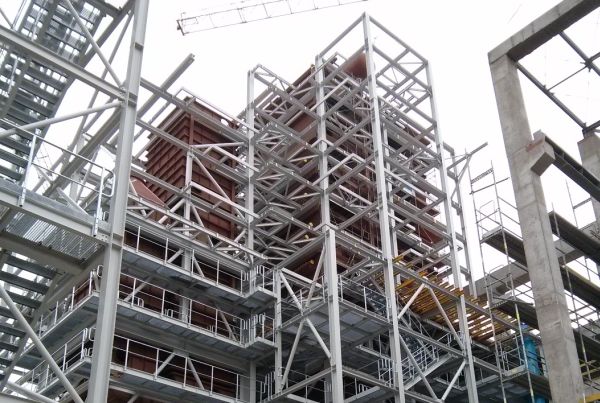 Montaż konstrukcji stalowej w Zakładzie Unieszkodliwiania Odpad&oacute;w Komunalnych w Białymstoku na finiszu, fot. Promostal