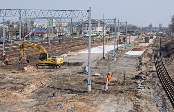 Na terenie modernizowanej stacji Radom pracuje 50 maszyn budowlanych. fot. PKP PLK