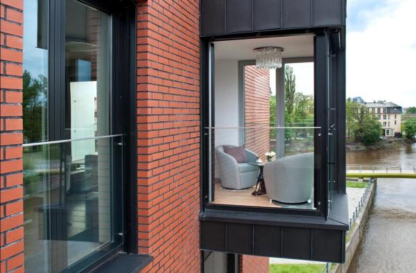 Zawieszone nad wodą wykusze umiejscowione zostały tak względem siebie, by nie zasłaniać widok&oacute;w na zabytową zabudowę i Odrę, fot. Rezydencja Piasek