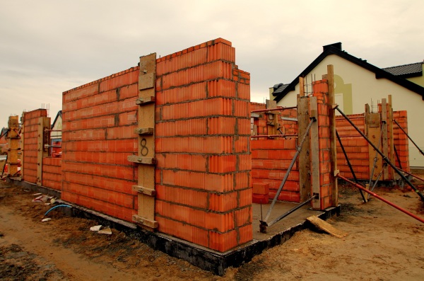 Na budowie Rodzinnych Ogrod&oacute;w powstały fundamenty i ściany, fot. Grupa Deweloperska Łowiccy 