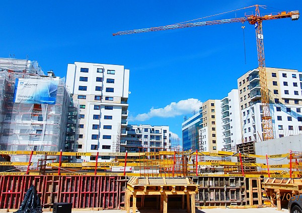 Zawieszenie wiechy na budowie III etapu Sakury, fot. Hochtief Polska