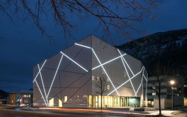 Urbanistyczna wersja lodowca - muzeum sztuki Sogn & Fjordane, fot. Sto. Urbanistyczna wersja lodowca - muzeum sztuki Sogn & Fjordane, fot. Sto.