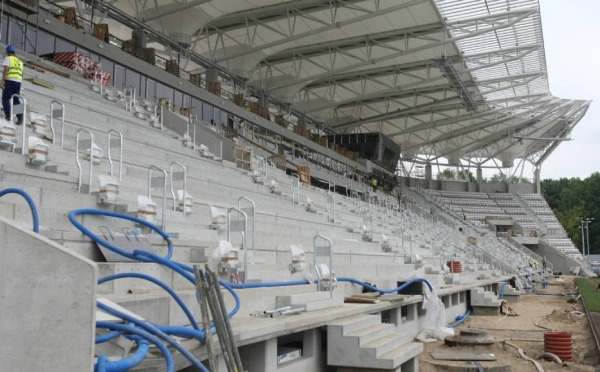 Trwa montaż krzesełek na trybunie stadionu ŁKS w Łodzi, fot. Mirbud