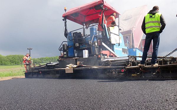 Pierwsze komercyjne wykorzystanie asfaltu z gumą opracowanego przez Starbag i polskich naukowców, fot. Strabag