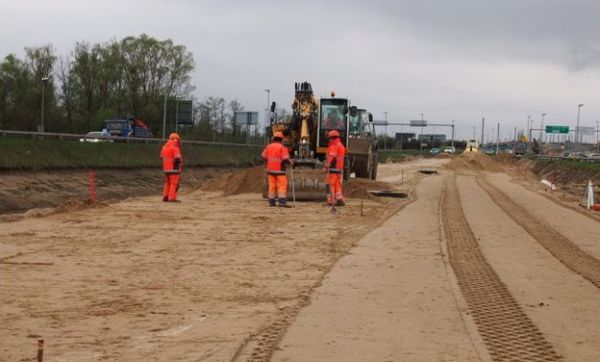 Układanie końcowej warstwy nasypu na obszarze wzmocnienia podłoża, fot. SST