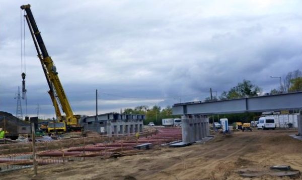 Zamontowane stalowe dźwigary nośne estakady w ul. Hangarowej, fot. SST