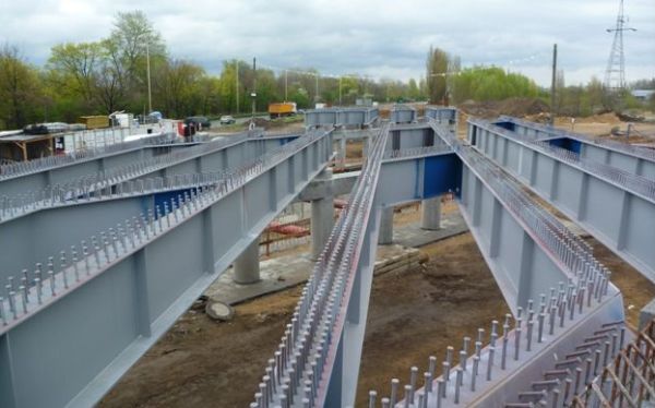 Zamontowane stalowe dźwigary nośne estakady w ul. Hangarowej, fot. SST