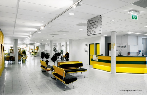 Jeden &bdquo;ostry&rdquo; element kolorystyczny towarzyszący bieli nadaje wnętrzu charakter, fot. Armstrong.