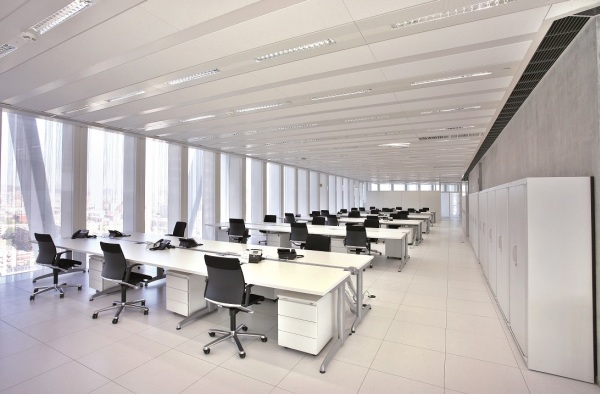 Biel jest doskonałą bazą we wnętrzach biurowych, fot. Armstrong.