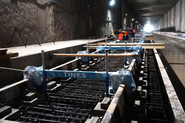 Trwa montaż torów na budowie dworca Łódź Fabryczna, fot. Tines Trwa montaż torów na budowie dworca Łódź Fabryczna, fot. Tines