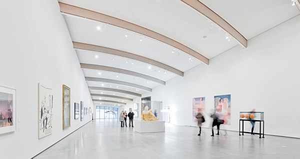 Monolityczny sufit Rockfon w Muzeum Sztuki Nowoczesnej w Oslo pozwala zachować krzywiznę dachu i zapewnia komfort akustyczny, fot. Rockfon / Erik Burås, STUDIO B13 Monolityczny sufit Rockfon w Muzeum Sztuki Nowoczesnej w Oslo pozwala zachować krzywiznę dachu i zapewnia komfort akustyczny, fot. Rockfon / Erik Burås, STUDIO B13