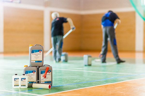 RZ Turbo Protect Plus nanosi się w jednej warstwie specjalnym wałkiem do lakieru Plus, fot. Uzin Polska