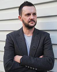  	  Brak precyzyjnego wsłuchania się w potrzeby inwestora i stawianie na pierwszym miejscu swoich ambicji oraz &bdquo;misji tworzenia&rdquo; skutkuje projektowaniem budynk&oacute;w, w kt&oacute;rych klienci pracują lub mieszkają jak w za małym bucie. Tomasz Wuczyński &ndash; architekt, założyciel Grupa Plus Architekci