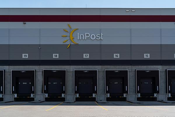 Kolektory słoneczne i łąka kwietna. Certyfikat dla magazynu P3