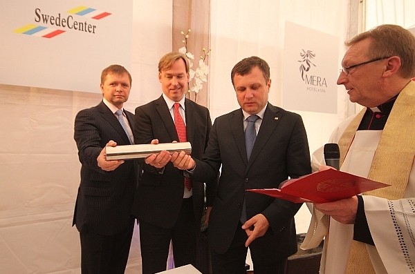 Od lewej: Tarmo Sumberg - CEO Legend Managment, Roger Andersson - country manager SwedeCenter, Jacek Karnowski - Prezydent Miasta Sopotu, ks. Marian Krzywda.