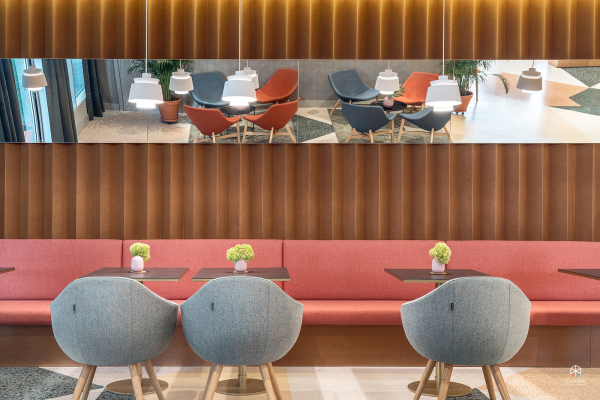 Projekt wnętrz hotelu Altus w Poznaniu anwiązuje do czas&oacute;w PRL-u.