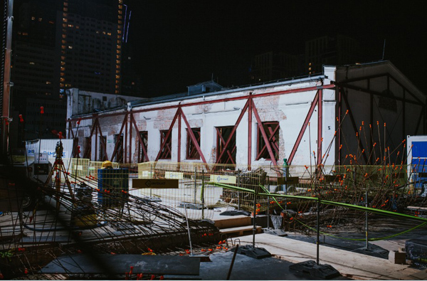 Capital Park przesunął zabytkowy budynek, w kt&oacute;rym w przyszłości znajdą się dwie restauracje