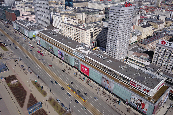 Specjaliści Foster + Partners analizują Domy Towarowe Wars Sawa Junior w kilku kontekstach.