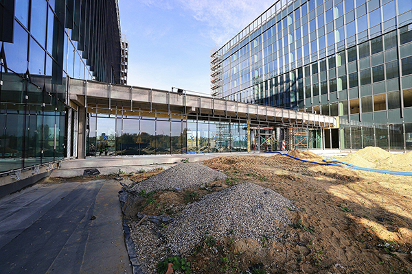 W budynkach Eco City Katowice kończy się montaż szklanej elewacji z powłoką z jonów srebra.