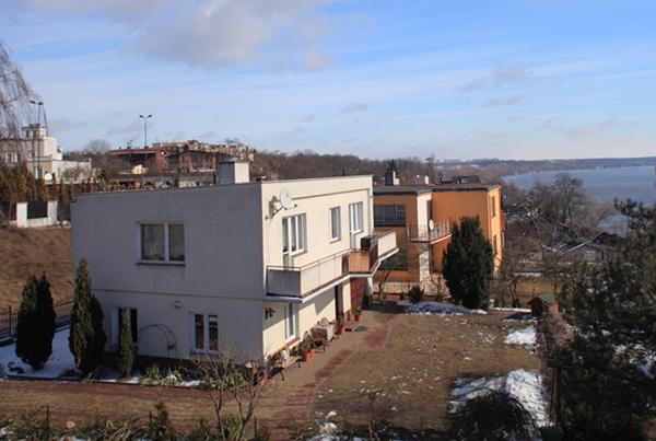 Pierwsza siedziba firmy Erbud w 1990 r. Fot. materiały sp&oacute;łki.