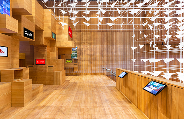 Dominującym materiałem wykończeniowym pawilonu jest drewno.