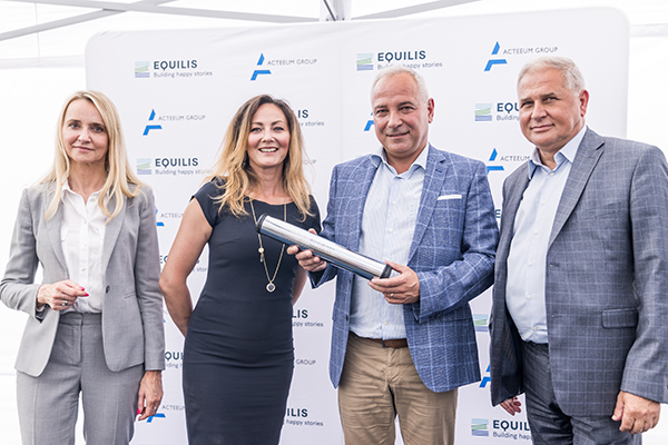 Zawieszenie wiechy na szczycie konstrukcji Galerii Andrych&oacute;w poprzedziło przygotowanie symbolicznego aktu erekcyjnego.